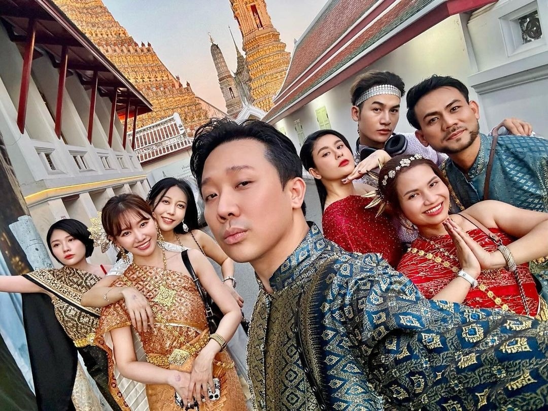 Ngay sau khi phim "Mai" cán mốc doanh thu 400 tỷ, vợ chồng Trấn Thành - Hari Won đã có chuyến nghỉ dưỡng xả hơi tại Thái Lan cùng hội bạn thân. (Theo: Vietnamnet)