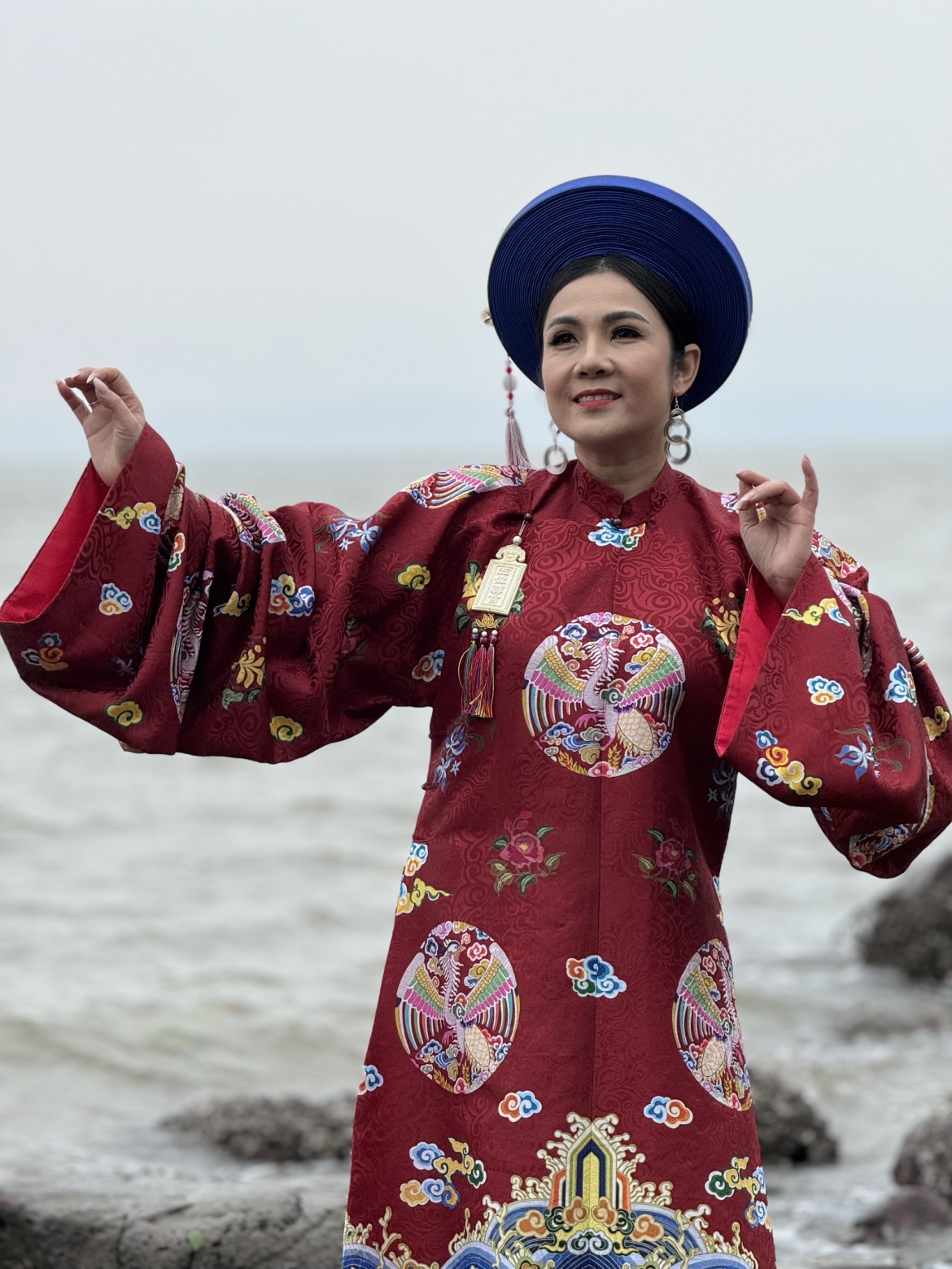 NSND Diệu Hương thể hiện ca khúc "Làm con Tứ Phủ" của thầy Trần