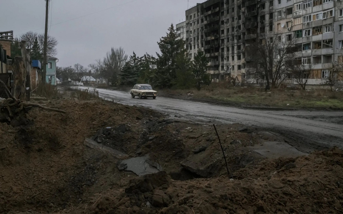 Hố bom và những tòa nhà hư hại nằm rải rác bên trong Orikhiv.