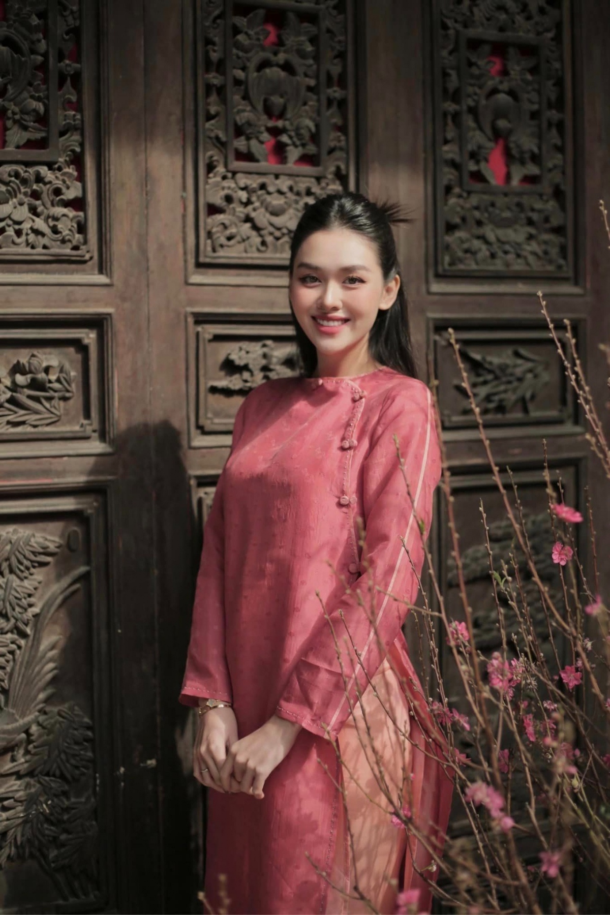 Tường San sinh năm 2000, đăng quang ngôi vị Á hậu 2 của Miss World Vietnam (Hoa hậu Thế giới Việt Nam) năm 2019. Cô cao 1,7m, số đo ba vòng 82-62-95cm. Người hâm mộ nhận xét Tường San có vẻ đẹp kiều diễm, ngọt ngào như "nàng thơ". Ở tuổi 23, Tường San có cuộc sống sung túc bên chồng và con gái. Người đẹp ít hoạt động showbiz, kín tiếng đời tư. (Theo: Dân Trí)