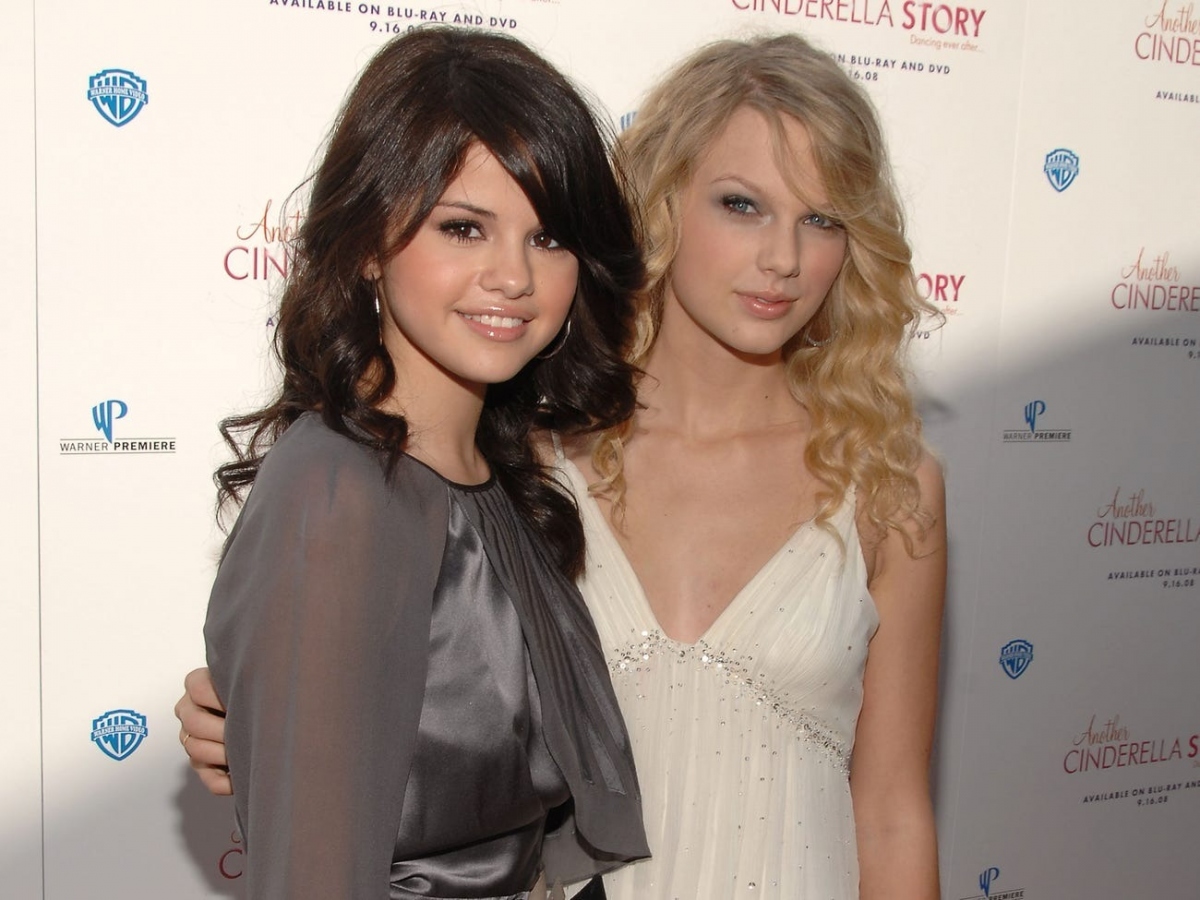 Taylor Swift và Selena Gomez hiện được xem là một trong những cặp bạn thân quyền lực nhất Hollywood. Cả hai quen nhau khi cùng hẹn hò với các thành viên ban nhạc Jonas Brothers vào năm 2008. Taylor Swift từng mời Selena Gomez xuất hiện trong MV đình đám “Bad Blood”, còn Selena cũng đưa hình ảnh bạn thân vào chương trình "Selena + Chef". Trải qua nhiều sóng gió, tình bạn của Swift và Gomez không phai mờ. Dù không gặp gỡ thường xuyên do bận rộn công việc, cả hai vẫn luôn ủng hộ nhau hết mình.