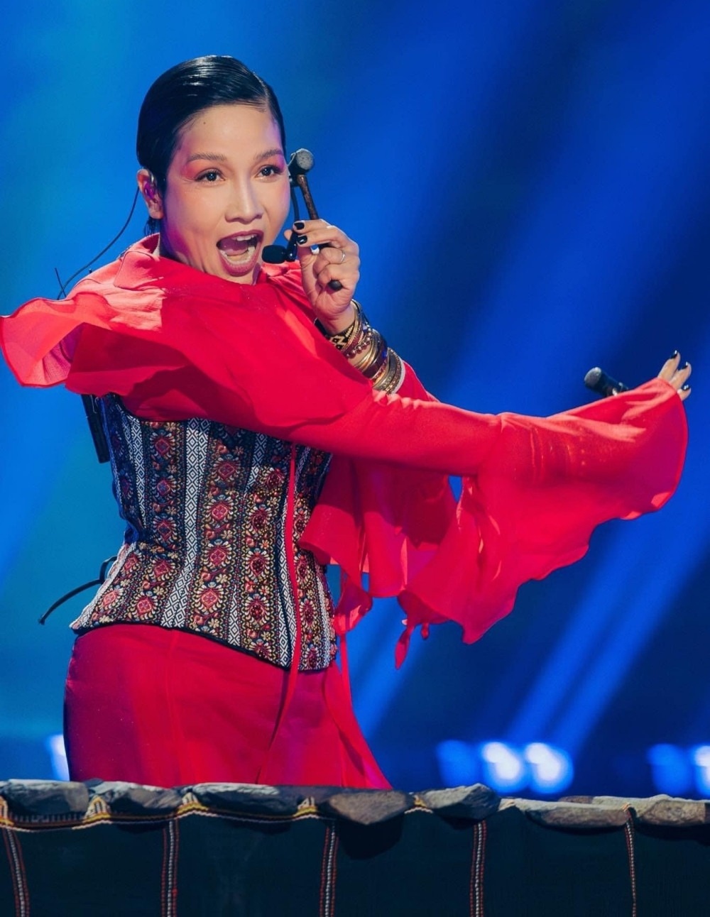 Tại một sân khấu mới đây diễn ở Hải Phòng cùng Uyên Linh, Mỹ Linh thổ lộ mình từng bị quạt rơi vào đầu khi đi ăn trưa ở Hải Phòng, phải đi khâu ở bệnh viện Việt Tiệp. Chấn thương ở đầu từ đó khiến cô gặp triệu chứng hay quên. Dù đã học kỹ lời bài hát, song giọng ca Tóc ngắn vẫn thường xuyên nhầm lẫn lời của các ca khúc bản thân vốn đã biểu diễn nhiều năm. Sự cố này cũng bị ảnh hưởng bởi các yếu tố khác như âm thanh, khán giả, hoặc việc phải di chuyển nhiều trên sân khấu. (Theo: Vietnamnet)