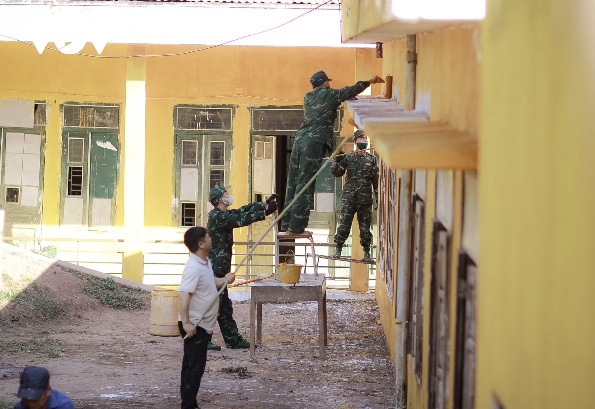 Cán bộ, chiến sĩ Bộ Chỉ huy Quân sự tỉnh Điện Biên giúp sửa chữa điểm trường Huổi Chạ, Trường Tiểu học xã Nậm Vì, huyện Mường Nhé (Điện Biên) do đã xuống cấp sau hơn 20 năm sử dụng.