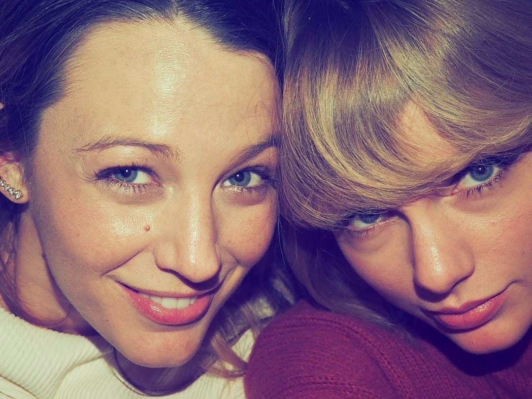 Nữ diễn viên Blake Lively được bắt gặp đi chơi cùng Taylor Swift tại một công viên giải trí ở Úc vào năm 2015. Kể từ đó, mối quan hệ của hai người trở nên thân thiết. Thậm chí giọng của James, con gái của Blake Lively còn được nghe thấy trong bài hát "Gorgeous" năm 2017 của Swift. Trong lễ trao giải Grammy 2021, Swift cũng đã gửi lời cảm ơn Blake Lively và gia đình nữ diễn viên, sau khi cô giành giải Album của năm cho "Folklore".