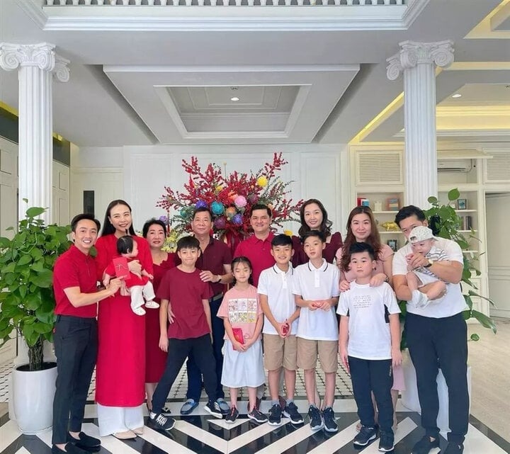 Sau khi kết hôn, Đàm Thu Trang được nhận xét là một nàng dâu khéo léo, thông minh và biết cư xử. Về mối quan hệ với nhà chồng, thời gian đầu, cựu người mẫu khá kín tiếng và hạn chế chia sẻ công khai. Tuy nhiên, thỉnh thoảng cô cũng chia sẻ nhưng hình ảnh bên bố mẹ chồng và lập tức gây sốt trên mạng xã hội. (Theo: VTC News)