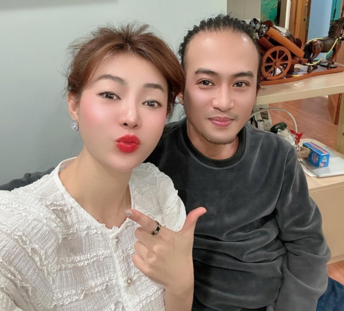 Diễn viên Thanh Hương gửi lời chúc mừng tới người đồng nghiệp là diễn viên Doãn Quốc Đam với vai diễn thành công trong bộ phim "Đào, phở và piano". (Theo: VTC News)