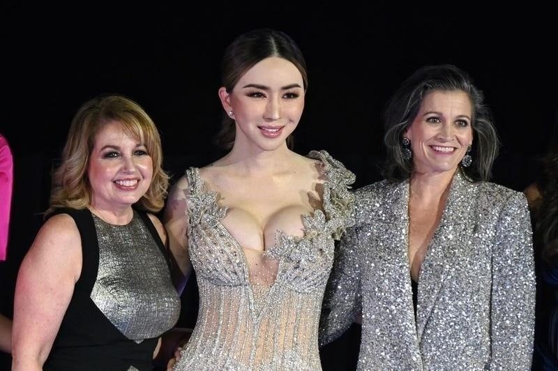 Nhiều cựu Hoa hậu Hoàn vũ đã không ngại lên tiếng ủng hộ đối với bà Paula Shugart - cựu Chủ tịch Miss Universe sau khi bà công bố kế hoạch kiện nữ tỷ phú chuyển giới Anne Jakrajutatip với cáo buộc vu khống và hối lộ. (Theo: Dân Việt)