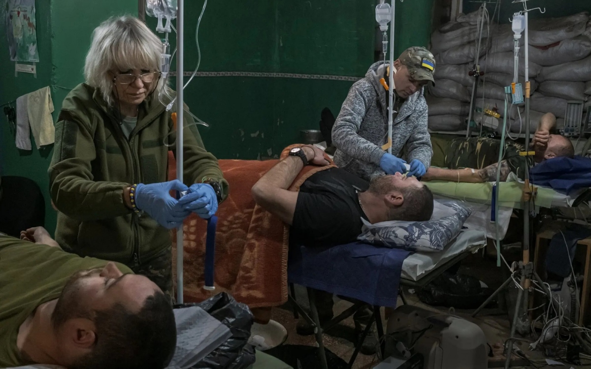 Ba binh sĩ Ukraine được sơ cứu sau khi bị chấn thương nặng do các đợt pháo kích của Nga vào chiến hào tại Zaporizhzhia.