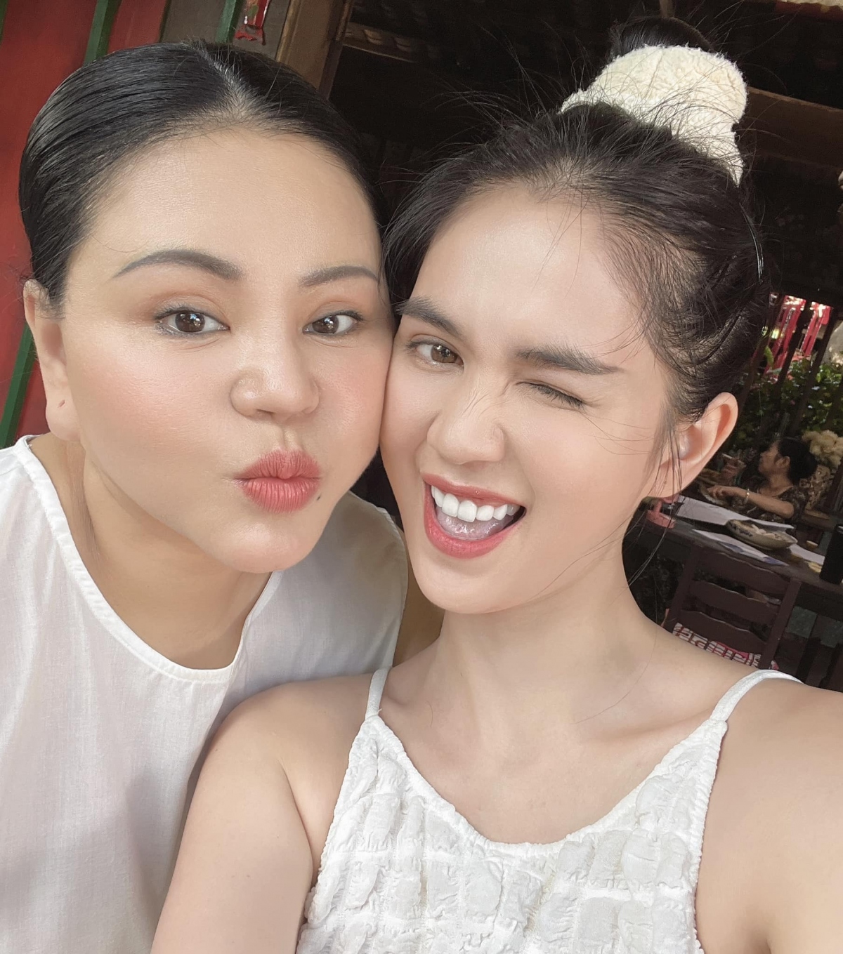 Diễn viên Lê Giang và một số đồng nghiệp mừng cho Ngọc Trinh được hưởng án treo. Trên trang cá nhân, nhà thiết kế Đỗ Mạnh Cường cũng đăng hình ảnh mới của Ngọc Trinh và chia sẻ: ''Mặc dù không ưa vì nhiều lý do cá nhân nhưng cũng mong cô ấy sẽ gặp may mắn được khoan hồng hôm nay, chắc chắn cô ấy đã có bài học rất lớn trong cuộc đời của mình rồi!''. (Theo: Vietnamnet)
