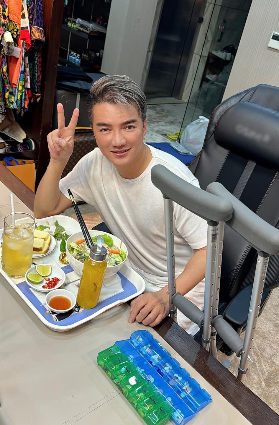Sau tai nạn sân khấu tại Mỹ, Đàm Vĩnh Hưng hiện đã về Việt Nam. Anh ở nhà tích cực dưỡng thương, chờ ngày bình phục. Chia sẻ với báo chí, đại diện của Đàm Vĩnh Hưng cho biết nam ca sĩ từ Mỹ đáp máy bay xuống sân bay Tân Sơn Nhất lúc 12 giờ khuya ngày 24/2. Anh được nhân viên hàng không hỗ trợ suốt chuyến bay và đẩy xe lăn ra xe riêng về nhà. “Anh Hưng thấy may mắn khi chỉ bị tai nạn chân mà không phải những phần khác, vẫn an toàn về tính mạng và sức khoẻ. Hiện anh dành thời gian ở nhà tập hát, thu âm qua điện thoại để ê-kíp nghe nhạc, tính hướng dàn dựng cho các tiết mục…”, người này nói thêm. (Theo: VietNamNet)