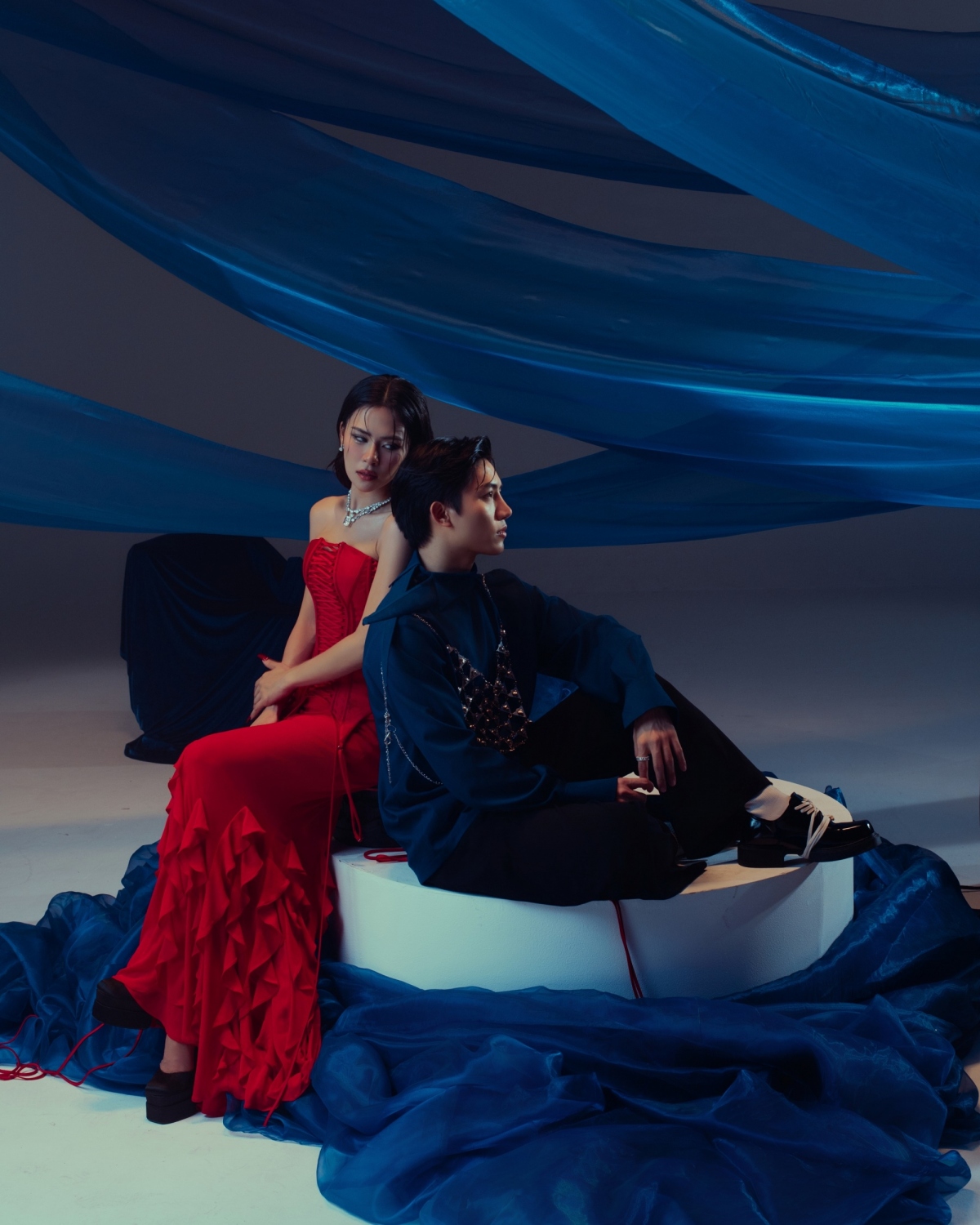 Nhiều người cho rằng trong showbiz không có tình bạn thực sự, thậm chí có không ít trường hợp “bằng mặt không bằng lòng” với nhau. Bày tỏ quan điểm của mình, Hà Nhi thẳng thắn: “Không phải chỉ trong showbiz, chuyện “bằng mặt không bằng lòng” giữa bạn bè với nhau cũng không có gì lạ ở đời thường. Vậy nên nếu có tình bạn thật ở đời thường thì tất nhiên là trong showbiz cũng có". (Theo: Thanh Niên)