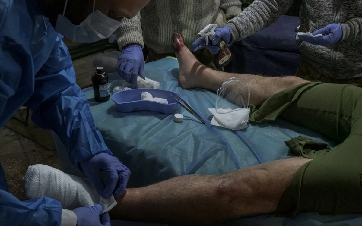 Bị bỏng lạnh ở chân, binh sĩ này đứng trước nguy cơ phải cắt cụt các ngón chân.