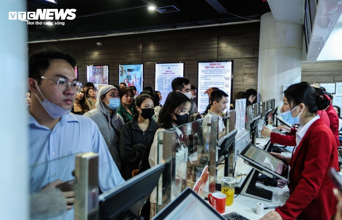 Với lượng khán giả đổ về Trung tâm chiếu phim Quốc gia dù đang trong giờ hành chính, vào ngày giữa tuần như hiện tại được đánh giá là con số "kỷ lục" đối với rạp chiếu phim này. Ca chiếu lúc 14h của "Đào, phở và piano" cũng rất nhanh chóng hết vé, ngay cả những ghế "ngoài rìa" cũng đều kín khách.