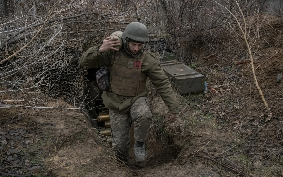 Mang vác đạn một cách thủ công. Mối đe dọa từ UAV khiến binh sĩ Ukraine phải từ bỏ việc sử dụng xe quân sự ở tiền tuyến.