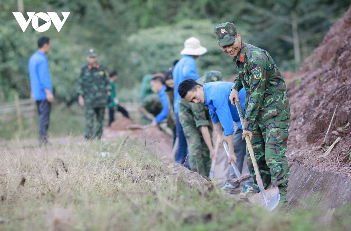 Những ngày cận Tết, các lực lượng cũng chủ động phối hợp, giúp đỡ nhân dân chỉnh trang nhà cửa, dọn dẹp đường làng, ngõ xóm sạch sẽ đón xuân sang.