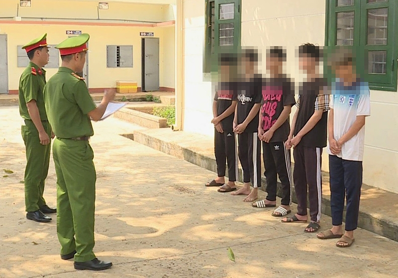 Nhóm thanh, thiếu niên tại công an huyện Krông Pắk (Đắk Lắk) 