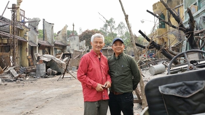 Giám đốc sản xuất Nguyễn Minh Phương và đạo diễn Phi Tiến Sơn trên phim trường Đào, phở và piano.