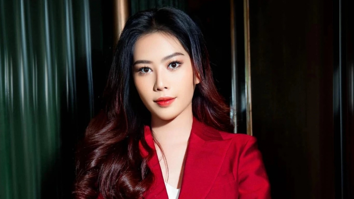 Ông Lâm Đình Thắng - Giám đốc Sở Thông tin Truyền thông TP.HCM cho biết phía Sở đã nắm thông tin liên quan đến vụ việc Nam Em thường xuyên livestream gây ồn ào mạng xã hội thời gian qua. "Qua phản ánh của dư luận, Sở đã nắm được thông tin trên. Chúng tôi đang tìm hiểu, rà soát và sẽ đưa ra phản hồi trong thời gian tới". 
Bên cạnh việc tò mò, bàn tán về tính xác thực qua những chia sẻ của Nam Em, dân mạng cũng tỏ ra ngán ngẩm, bức xúc trước việc người đẹp này đang gây ồn ào trên mạng xã hội. Nhiều người tỏ ra khó chịu cho rằng cô đang cố tình câu view, thu hút dư luận nhưng gây ảnh hưởng đến hình ảnh, danh dự người khác. Theo nhiều cư dân mạng, việc Nam Em là người nổi tiếng nhưng đi quá giới hạn, không kiểm soát được phát ngôn của mình sẽ ảnh hưởng xấu đến một bộ phận khán giả... (Nguồn: Thanh niên)