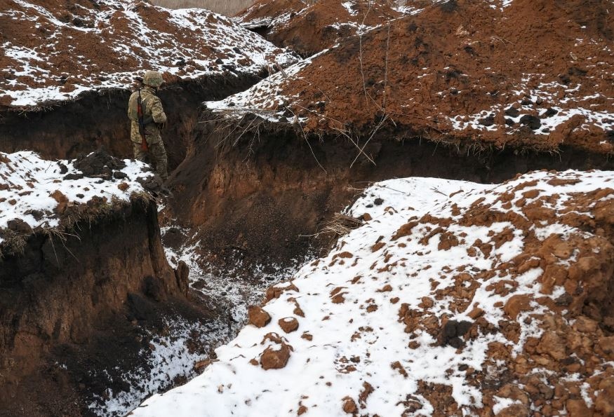 Binh lính Ukraine đi bộ trong chiến hào gần thị trấn Kupiansk thuộc khu vực Kharkiv ngày 19/2/0224. Ảnh: Reuters
