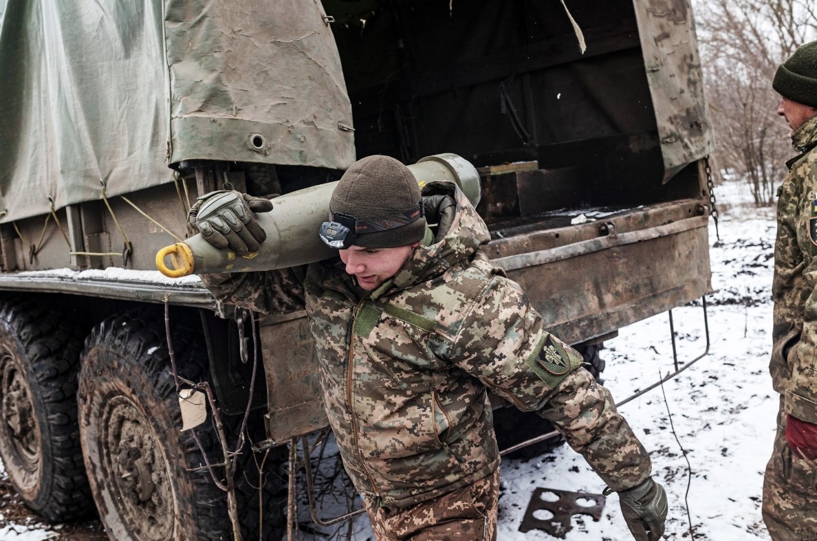 Binh lính Ukraine vác một đạn pháo tại một vị trí giao tranh theo hướng Bakhmut. Ảnh: Getty