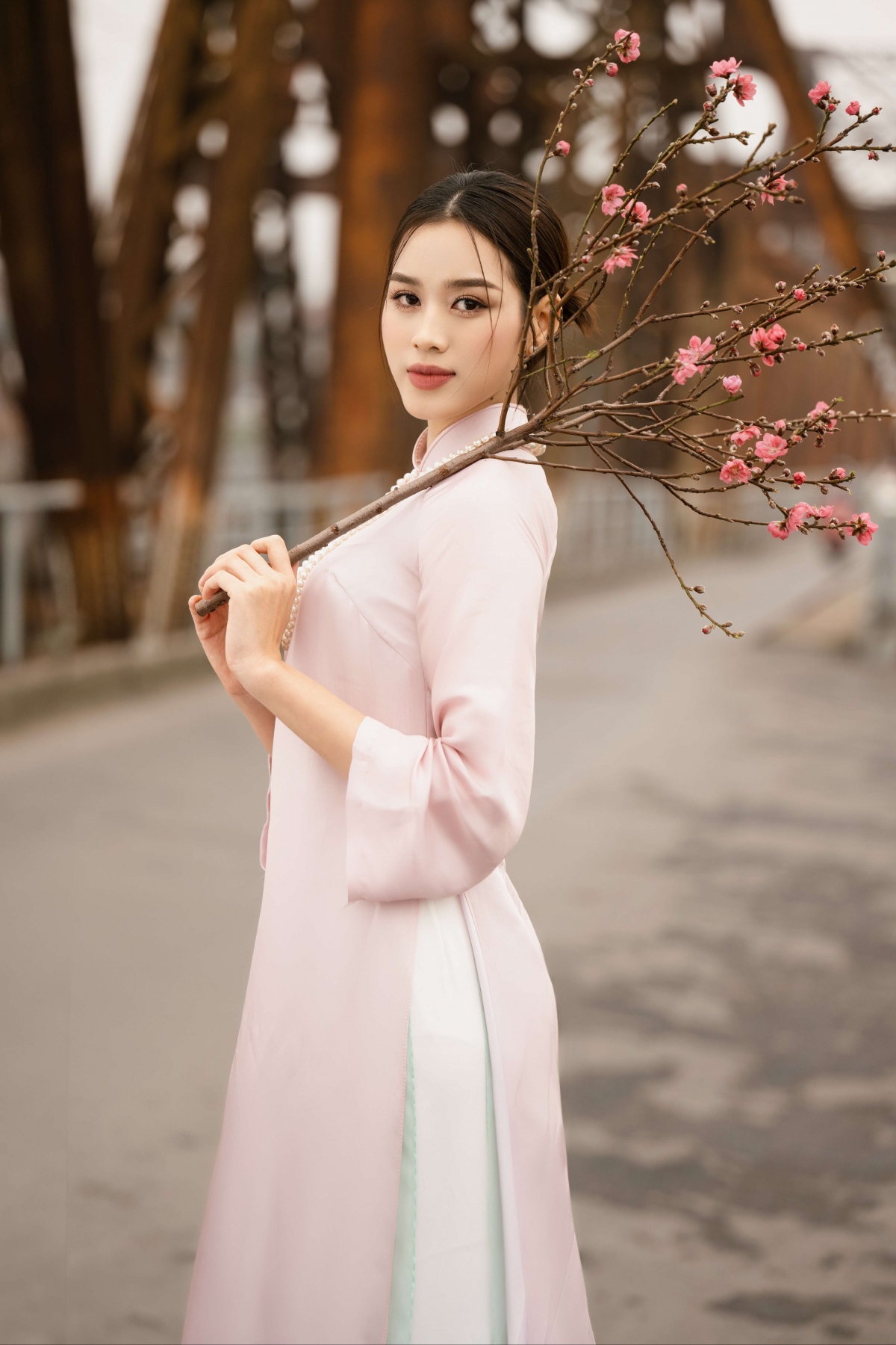 "Áo dài và hoa đào không chỉ là trang phục, mà còn là những biểu tượng của văn hóa truyền thống Việt Nam. Mỗi khi diện lên mình trang phục áo dài, dạo qua những con phố nổi tiếng của Hà Nội, tôi đều cảm thấy tự hào và trong lòng có nhiều niềm vui, nhất là khi những Tết Giáp Nhìn đã cận kề. Trong bối cảnh hiện nay, việc giới trẻ ngày yêu mến Việt phục và cổ phục khiến tôi rất vui và hi vọng rằng giới trẻ sẽ ngày càng tôn vinh và trân trọng những giá trị văn hóa truyền thống”, Đỗ Hà nói.