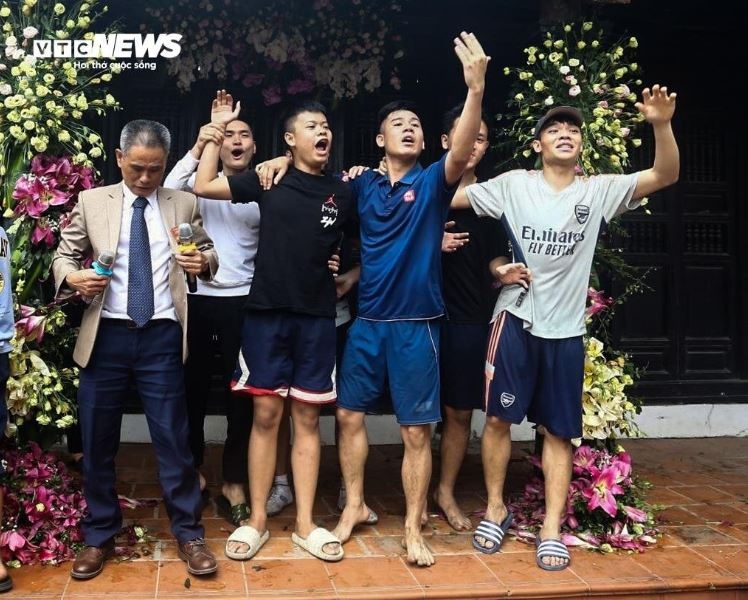 Năm nay, người bản lĩnh, may mắn đưa được cầu vào đình là Nguyễn Khắc Long (SN 2004, ở thôn Viên Nội, xã Vân Nội, Đông Anh). Người dân Viên Nội quan niệm, thanh niên đưa được cầu vào đình sẽ có một năm đầy may mắn và tài lộc.