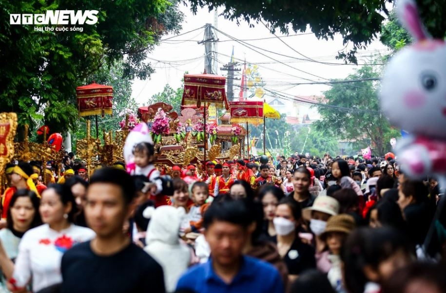Đình Viên Nội thờ 2 thành hoàng làng là Tống Vĩnh và Uông Tá. Đây là 2 vị tướng thời Hai Bà Trưng. Hiện mộ của 2 ông vẫn còn ở sau làng. Tương truyền, 2 ông chính là người làng Viên Nội.