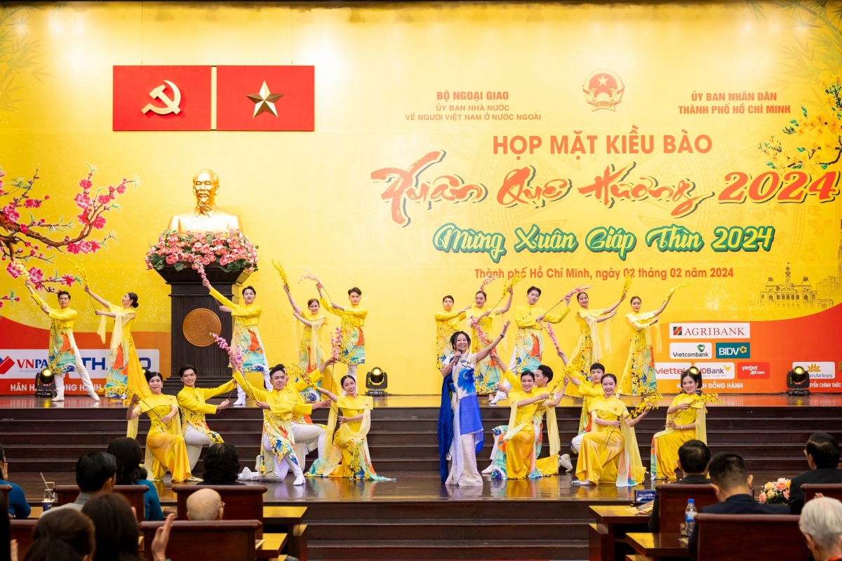 Ca sĩ Hồng Nhung biểu diễn “Thì thầm mùa xuân” trong Họp mặt kiều bào Mừng Xuân Giáp Thìn 2024 - Xuân Quê Hương 2024 tại Hội trường Thành phố (111 Bà Huyện Thanh Quan).