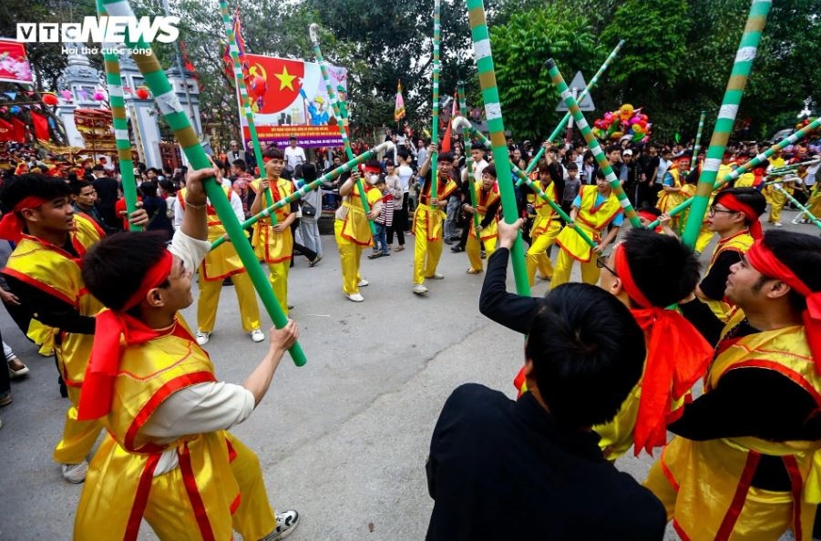 Chuyện rằng, khi Hai Bà Trưng phất cờ khởi nghĩa, 2 ông đã tập hợp dân làng, theo nghĩa quân đi đánh giặc. Trong cuộc chiến với quân giặc, quân ta thắng to. Tướng giặc bị vây bắt, chém đầu trên cánh đồng làng Viên Nội. Đoàn quân reo hò, vui mừng, hân hoan trong niềm vui chiến thắng. Trong niềm vui ấy, nghĩa quân đã cùng nhau tung cầu, vui chơi. Tục gieo cầu ở Viên Nội có từ khi ấy, nay đã trải qua hàng ngàn năm. Có thuyết lại cho rằng khi đánh giặc phương Bắc, các thành hoàng làng Viên Nội đã được ông quả và đàn xà giảo (đàn rắn) phù trợ.