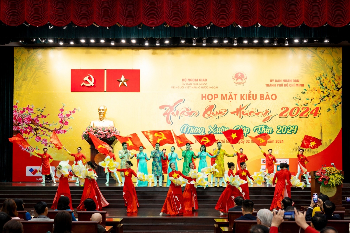 Nhóm Mắt Ngọc, Lạc Việt cùng tiết mục” Mashup: Tôi yêu Tổ quốc tôi; Mùa xuân trên Thành phố Hồ Chí Minh” trong Họp mặt kiều bào Mừng Xuân Giáp Thìn 2024 - Xuân Quê Hương 2024 tại Hội trường Thành phố (111 Bà Huyện Thanh Quan).