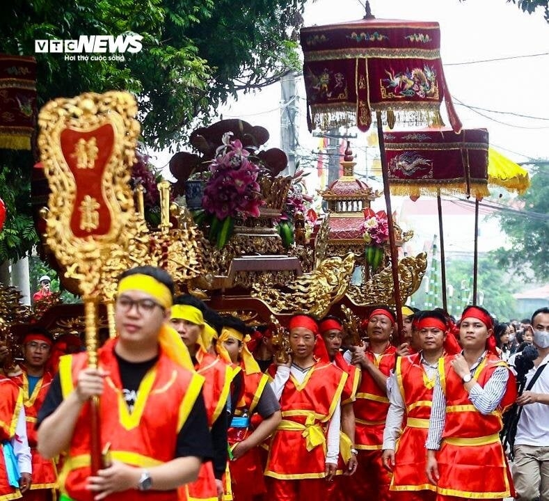 Trong ngày hội đình làng Viên Nội, tục gieo cầu là một nghi thức quan trọng, thể hiện niềm vui chiến thắng và cầu mong cho mưa thuận, gió hòa, mùa màng tươi tốt, nhân khang vật thịnh của địa phương và ghi nhớ công lao phò trợ của linh vật trong cuộc chiến với kẻ thù.