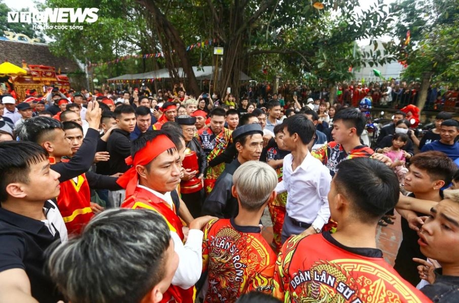 Vào ngày hội, cầu được đặt trên kiệu để rước từ miếu ra đình. Đoàn rước cầu và các vị thành hoàng làng đi trong tiếng trống, tiếng tù và rộn ràng, réo rắt như gợi lại hào khí từ ngàn năm trước của tướng lĩnh và binh lính Hai Bà Trưng.