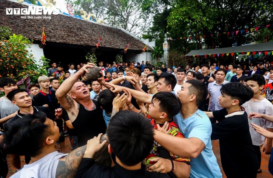 Sau khi nghi lễ kết thúc, cầu chính thức được tung lên, hàng trăm thanh niên trai tráng bắt đầu lao vào giằng co.