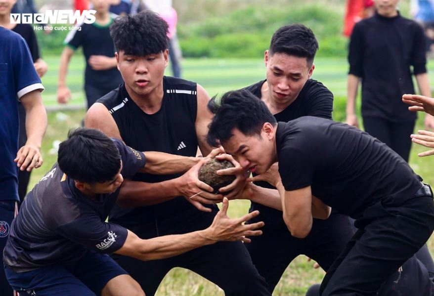 Khác với các lễ hội cướp cầu khác, lễ cướp cầu của làng Viên Nội chỉ dừng lại khi quả cầu được gieo vào trong đình. Việc đưa quả cầu vào đình được gọi là rước thần cầu.