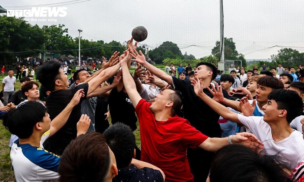 Khi bị bao vây, người giữ quả cầu tung lên trời để thoát cảnh ngột thở.