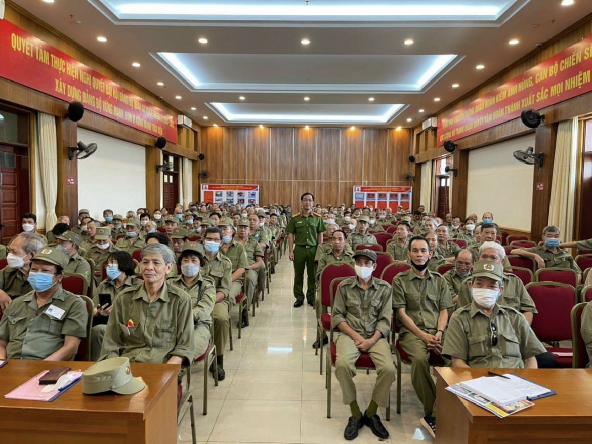 Trung tá Phạm Cánh Quân tại một buổi tuyên truyền phòng chống ma túy