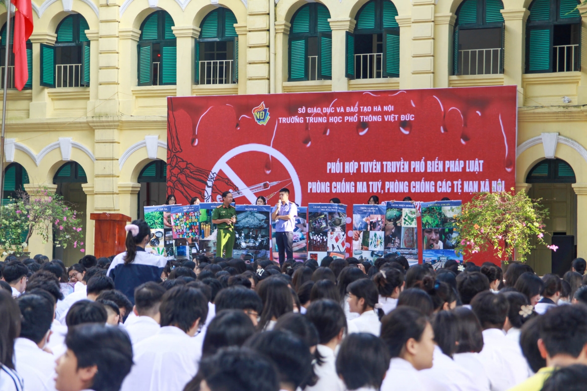 Trung tá Phạm Cánh Quân tuyên truyền pháp luật phòng chống ma túy tại trường THPT Việt Đức, Hà Nội