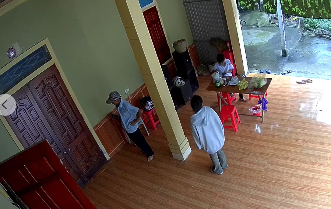 Căn phòng nơi bà M bị chồng nhốt lại, bạo hành