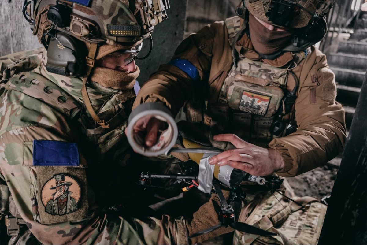 Các thành viên thuộc đơn vị Alpha đang chuẩn bị các máy bay không người lái FPV ở nhà máy Avdiivka. Ảnh: Washington Post