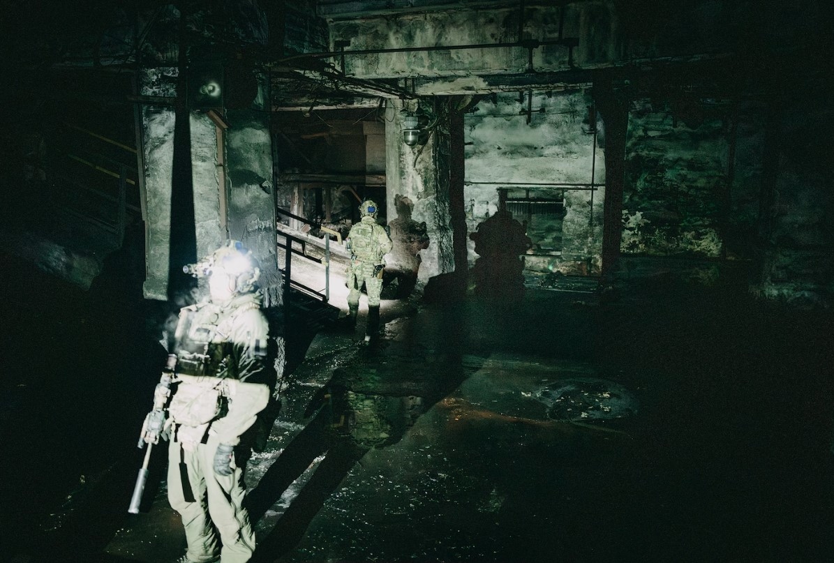 Các thành viên của đơn vị Alpha thuộc Lực lượng An ninh Ukraine canh gác nhà máy hóa chất và than cốc ở Avdiivka ngày 6/2. Ảnh: Washington Post