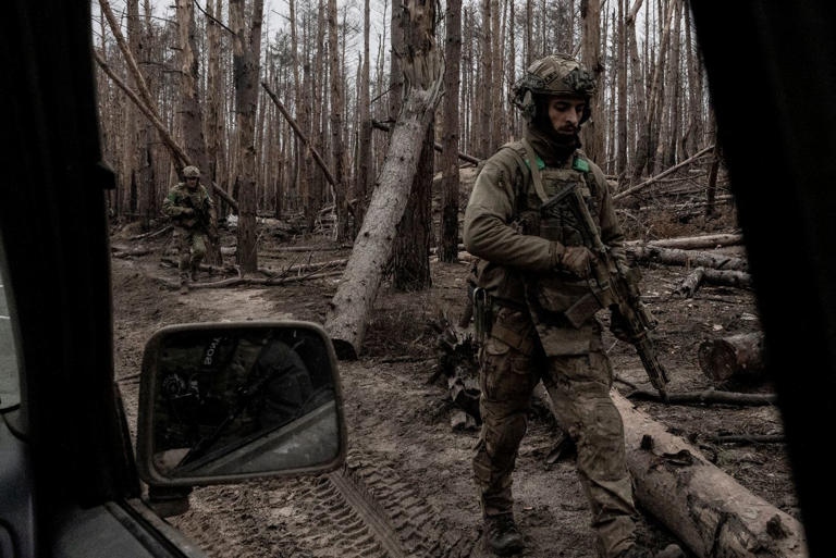 Binh sỹ Ukraine đối mặt tình trạng thiếu đạn dược nghiêm trọng. Ảnh: WSJ