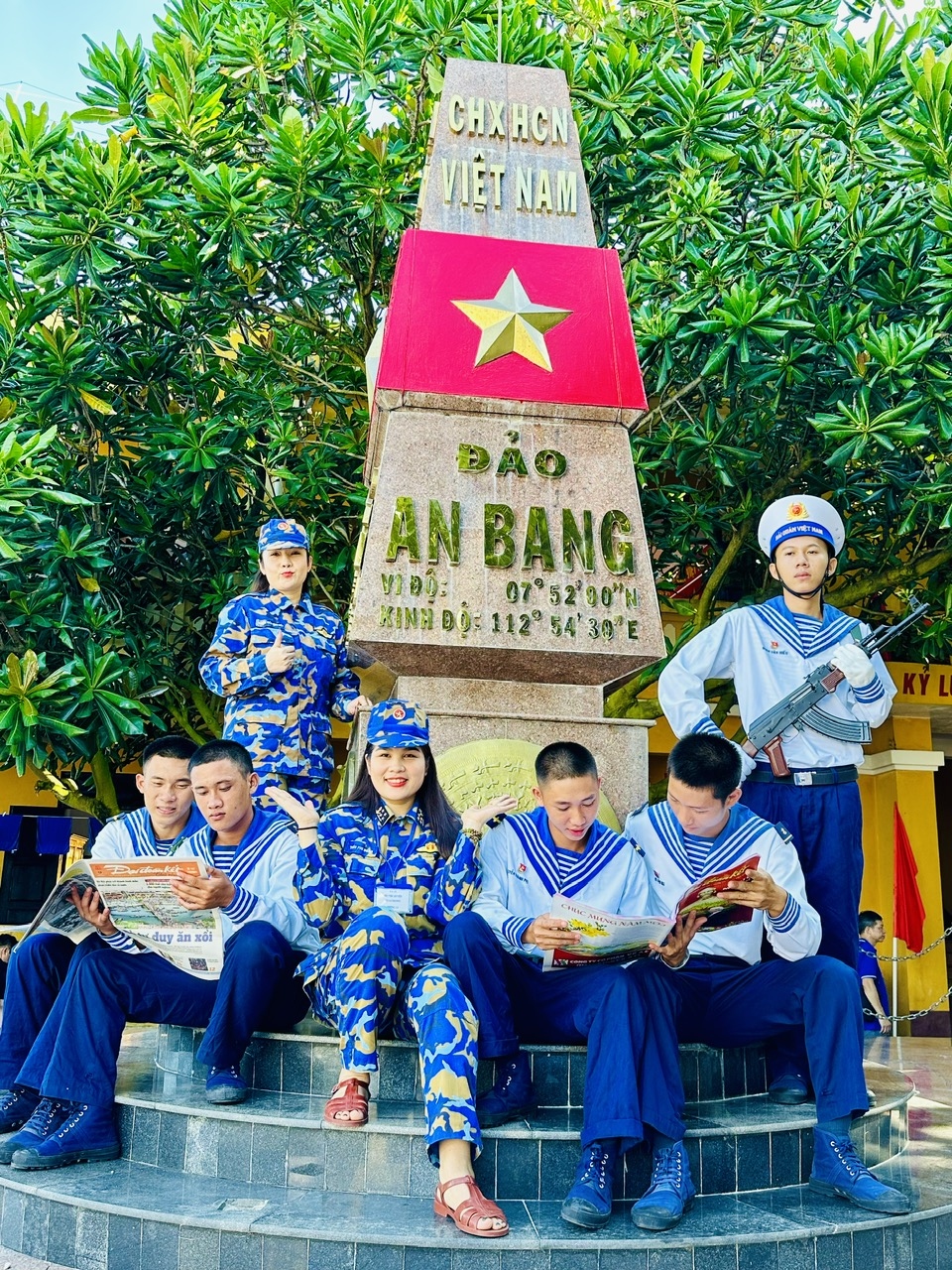 Thu Huyền và các chiến sĩ trẻ trên đảo An Bang