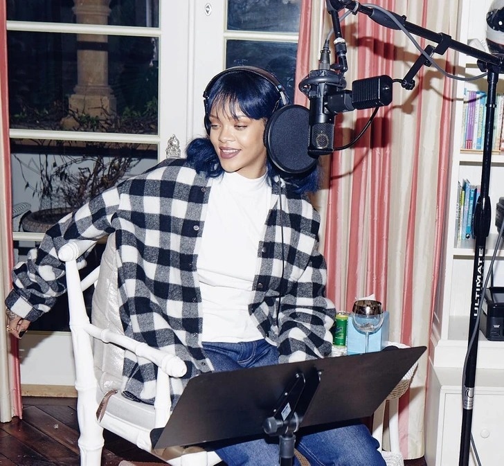 Khi còn học trung học, Rihanna đã thành lập một bộ ba âm nhạc với hai người bạn cùng lớp người Barbados và thử giọng cho nhà sản xuất thu âm người Mỹ Evan Rogers