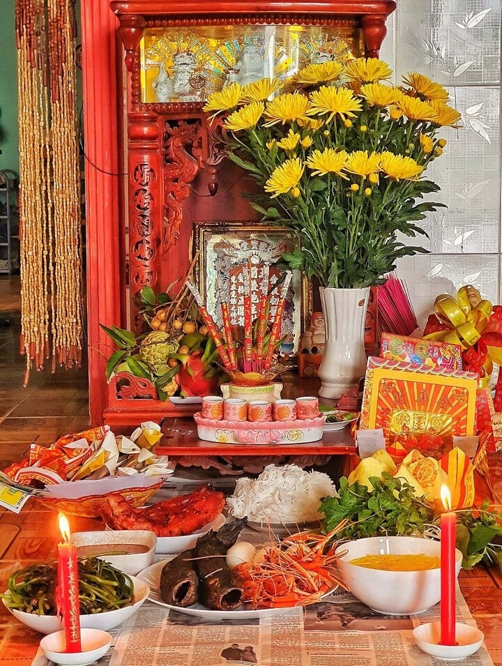 Mâm cúng thần Tài miền Nam không thể thiếu món cá lóc nướng. (Ảnh: Eric Nguyễn)