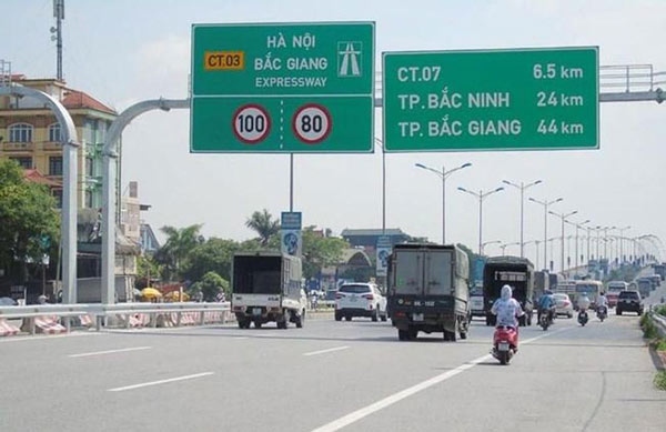 Ở Việt Nam cũng có 1 tuyến gọi là cao tốc nhưng vô cùng nguy hiểm nữa, đó là cao tốc Hà Nội-Bắc Giang khi tổ chức cho xe máy lưu thông cũng với xe ô tô.