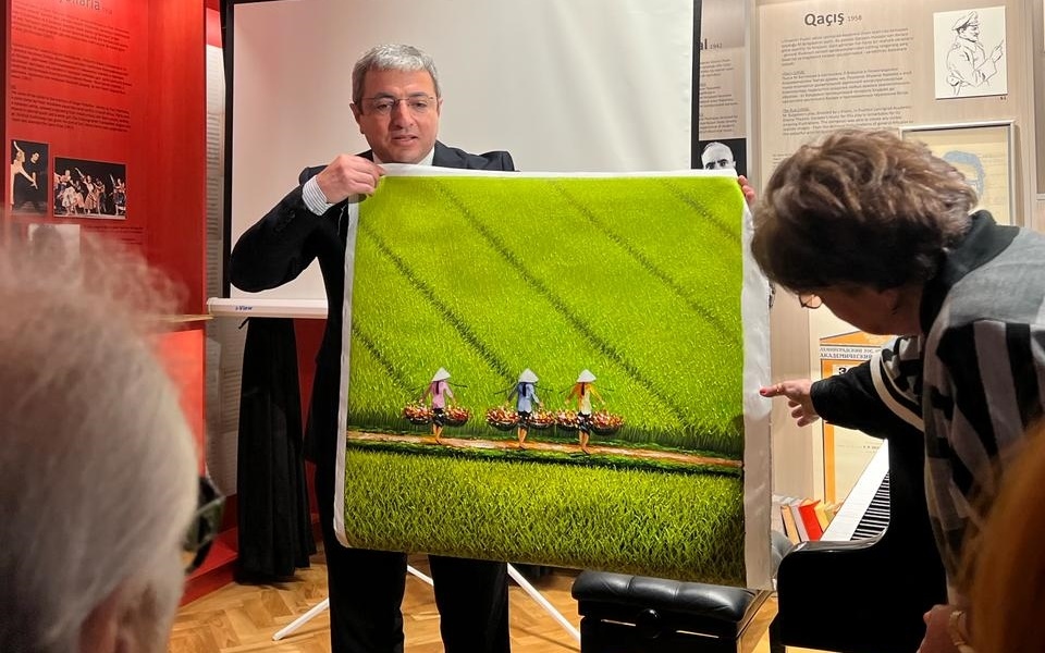 Đại sứ Đại sứ Azerbaijan Mehdizade (người cầm tranh) giới thiệu về Việt Nam tại một sự kiện ở thủ đô Baku (ảnh do Đại sứ quán Azerbaijan tại Việt Nam cung cấp).