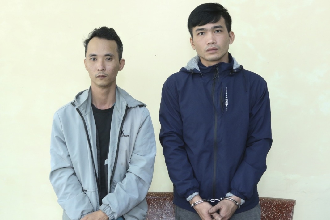 Đặng Thanh Vũ (áo xanh đen) và Hoàng Hải Đức (áo xanh nhạt)