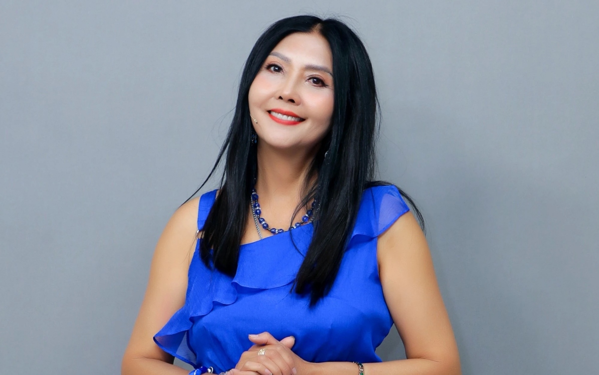 Trong chương trình 'Kỷ niệm thanh xuân', danh ca Họa Mi có những trải lòng về những cột mốc khó quên trong sự nghiệp ca hát của mình. Họa Mi chia sẻ bà áp lực với lần quay trở lại này khi đứng trên một sân khấu lớn và hát live gần 20 bài. Chương trình Sol Vàng được đông đảo khán giả tham dự và thậm chí có những khán giả ở từ xa đến Nhà hát Hòa Bình chỉ để tận mắt nhìn thấy nữ ca sĩ khiến bà xúc động. “Đó là điều tôi không bao giờ quên được. Tôi trở lại sân khấu Việt Nam giống như ngày Họa Mi 19 tuổi, rất là cảm động”, giọng ca 5X trải lòng. (Nguồn: Thanh niên)