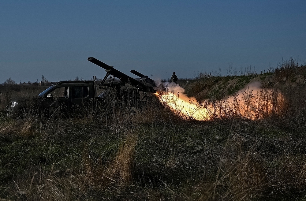 Quân đội Ukraine khai hỏa về phía Nga ở khu vực Zaporizhzhia. Ảnh: Reuters