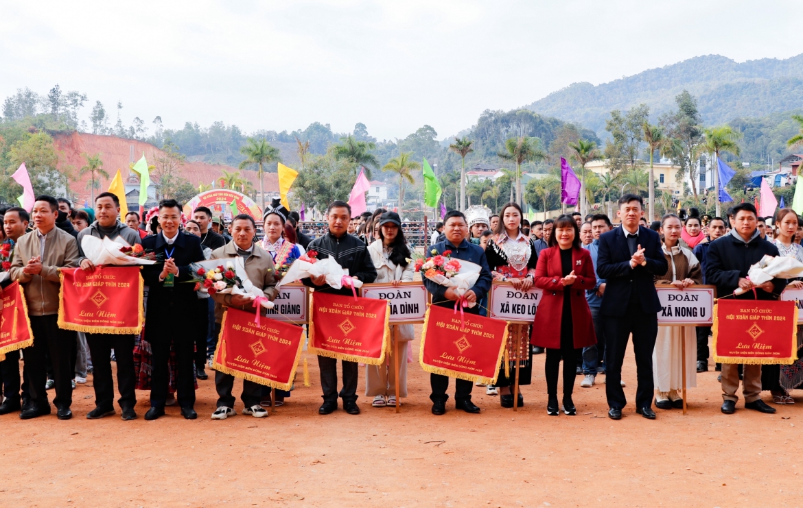 Ban tổ chức trao cờ lưu niệm cho các xã tham gia thi đấu.